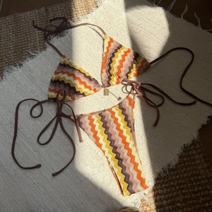 Striped gradient crochet bikini set with wave pattern and golden heart pendant for beachwear
