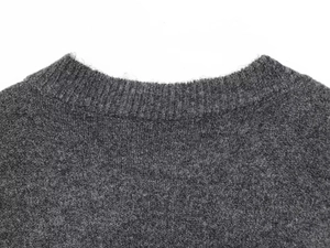 Detalle del cuello acanalado gris oscuro y la textura suave de punto de mujer