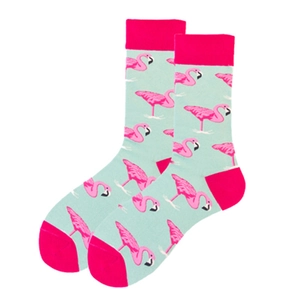 Hellblaue Socken mit rosa Flamingo-Mustern und leuchtend magentafarbenen Akzenten