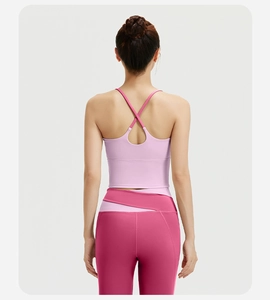 Detail des rosa Yoga-Sets mit Rückenausschnitt und Kontrast-Patchwork am hohen Bund