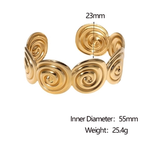 Détail d'un bracelet spirale plaqué or 18K avec diamètre de 55mm et spécifications