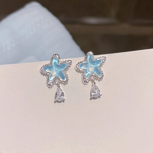 Silberne Stern-Ohrhänger mit blauem Opal und Tropfenkristall in minimalistischem Design