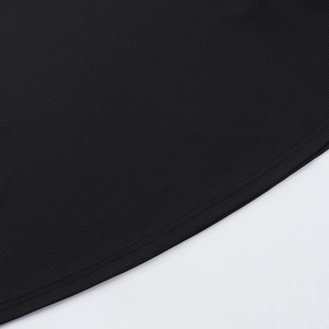 Dettaglio della cucitura a doppio punto e trama a coste sul vestito in maglia nera