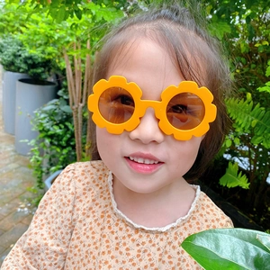 Kids cute sunflower shaped sunglasses in bright yellow for boys and girls with dark lenses