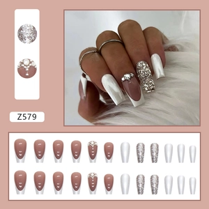 Faux ongles French scintillants rose nude et argent avec strass et perles élégantes