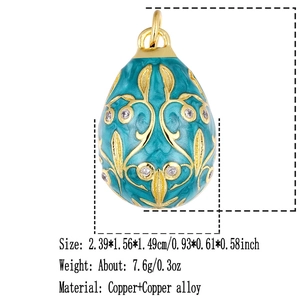 Dettaglio pendente a forma di uovo blu e oro con dimensioni e specifiche dei materiali