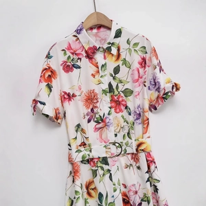 Robe midi boutonnée à fleurs avec col à revers et ceinture assortie sur cintre