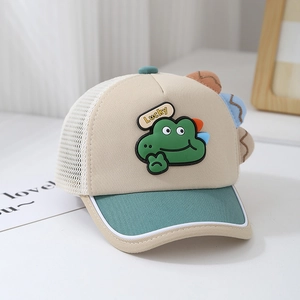 Detailansicht der Kinder-Netzkappe mit 3D-Dinosaurier-Patch und Lucky-Stickerei
