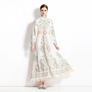 Robe longue blanche bohème à imprimé paisley avec franges et ceinture tressée