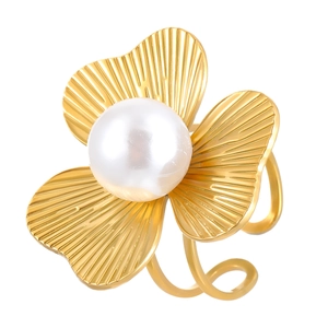 Detail of 18k gold plated flower ring with a large central pearl and double-layered band