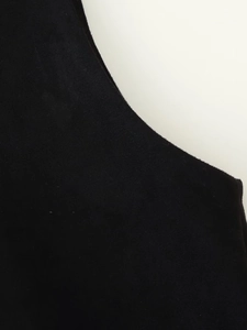 Gros plan détaillé de la texture en daim noir et de la broderie de la veste ethnique