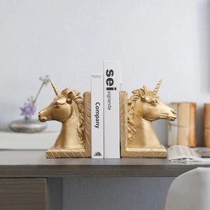 Paire de serre-livres licorne en or mat avec texture détaillée pour bureau de luxe