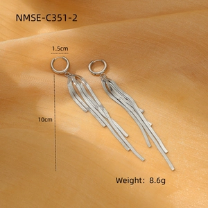 Detalle de pendientes plateados con flecos de 10cm y aros de 1,5cm de diámetro