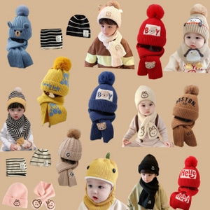 Collage di set berretto e sciarpa in maglia con orsetti per neonati e bambini piccoli