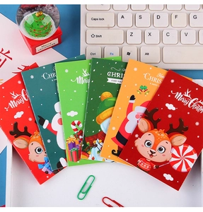 Mini taccuini natalizi con renne e Babbo Natale disposti su un vassoio bianco