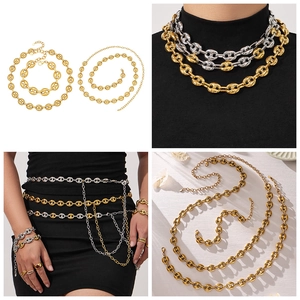 Dettaglio del set di collana e catena in vita bicolore oro e argento con maglie a maiale
