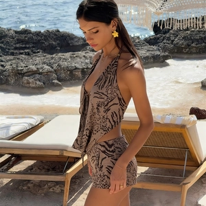 Détail du haut dos nu et du short à motif tigre sur un mannequin à la plage
