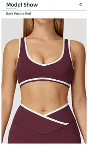Détail de la brassière de sport violet foncé avec col en V et bordures contrastées