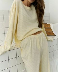 Détail de l'ensemble de détente en maille ajourée jaune pâle à texture coton douce