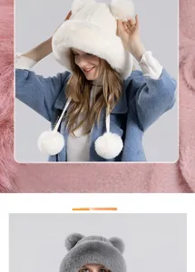Detailansicht der Wintermütze mit Bärenohren und weichen Pompon-Kordelzügen