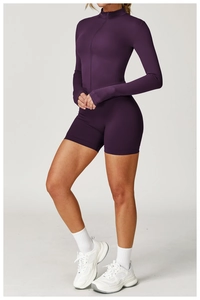 Detail eines dunkelvioletten langärmeligen Sport-Bodysuits mit Reißverschluss und Stretch