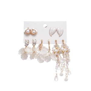 Set of 5 gold-plated earrings featuring faux pearls, shells, and flower tassels for women