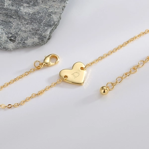 Élégant bracelet doré en forme de cœur avec gravure D et fermoir mousqueton ajustable