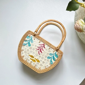 Handgemaakte rotan schelptas met bladmotieven en visaccenten voor de zomervakantie