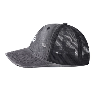 Dettaglio del cappellino grigio scuro lavato con ricamo AF e rete nera traspirante