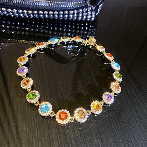 Bracelet vintage luxe en or avec pierres précieuses colorées et cristaux étincelants