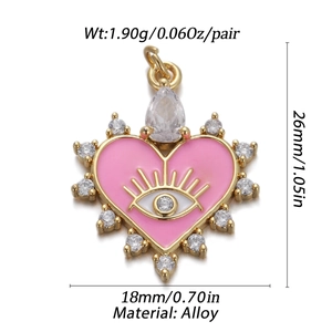 Dettaglio del ciondolo cuore malocchio rosa con placcatura in oro, zirconi e dimensioni incluse