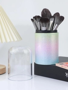Detail of 15 makeup brushes with soft bristles and gradient glitter storage tube