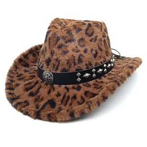 Détail de la fourrure léopard avec bande en cuir cloutée et boucle en métal vintage