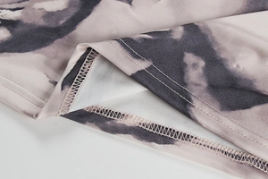 Gros plan sur le tissu en maille tie-dye gris avec coutures surjetées de qualité