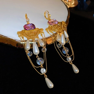 Boucles d'oreilles de style palais français avec pierres violettes, perles et glands d'or