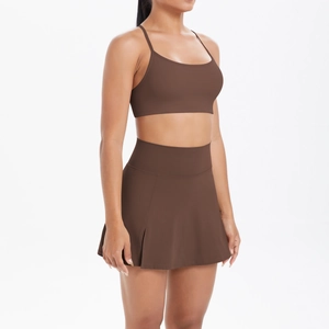 Detail eines dunkelbraunen Sportsets mit Yoga-BH mit Trägern und Falten-Tennisrock