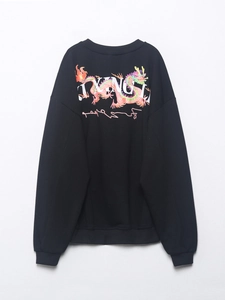 Detalle de sudadera negra de cuello redondo con estampado de tótem de dragón y texto XINGL