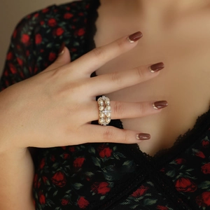 Elegant double-row pearl elastic ring with zircon flower accent and vintage silver finish