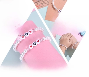 Vue macro des bracelets en perles acryliques 6mm sur carte cadeau rentrée scolaire