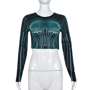 Détail d'un crop top à manches longues avec motif imprimé numérique géométrique cyan