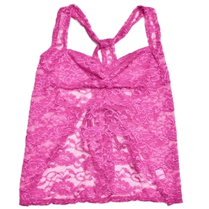 Détail du caraco en dentelle rose montrant les motifs ajourés et le dos nageur