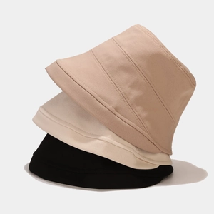 Bobs minimalistes en coton en beige, kaki et noir pour une protection solaire quotidienne