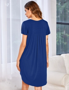 Dettaglio della camicia da notte blu navy a maniche corte con piega verticale sul retro