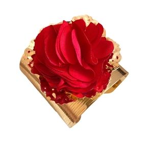 Bracelet manchette en métal doré avec une grande fleur en tissu rouge, bijoux de vacances chic
