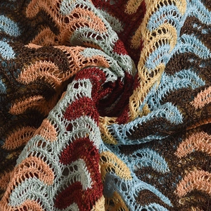 Détail du tissu crocheté à rayures colorées et motifs ondulés pour robe d'été