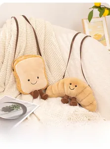 Sacs bandoulière en peluche croissant et toast avec visages mignons sur plaid doux