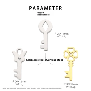 Detailed view of stainless steel key-shaped pendants with dimensions and weight specs