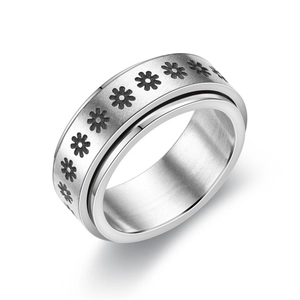 Detalle de anillo giratorio de acero inoxidable con margaritas negras grabadas a láser