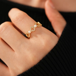 Détails de la bague trèfle plaquée or 18k avec des perles et des pierres de zircon