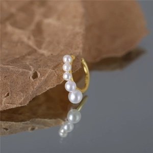 Elegant S925 silver gold pearl ear cuff featuring five graduated white pearls